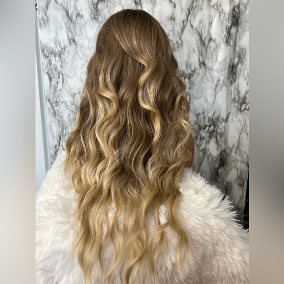 26 in lace front Closure 4x2 dark root blonde balayage Curly Wig - Picture 9 of 9